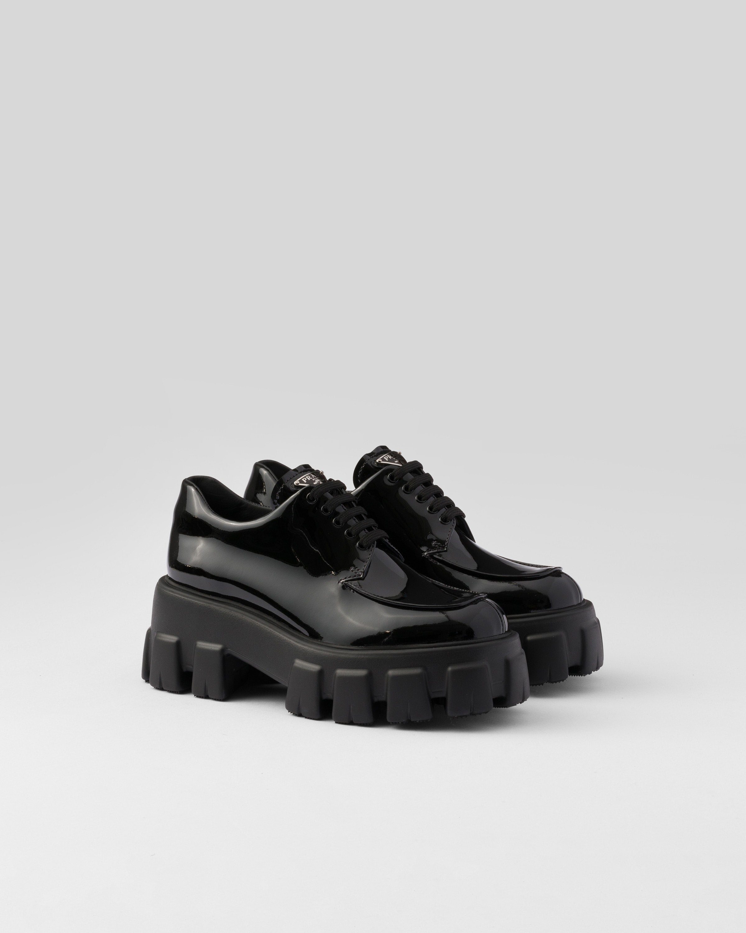Monolith patent leather lace-up shoes